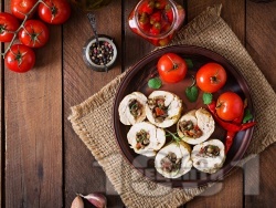 Пилешки рулца от филе пълнени с мариновани сушени домати и гъби печурки - снимка на рецептата